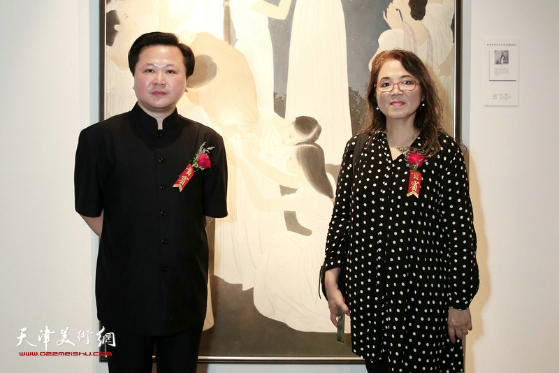 赵景宇先生与艺术大师杨之光先生的女儿杨红女士在画展现场。