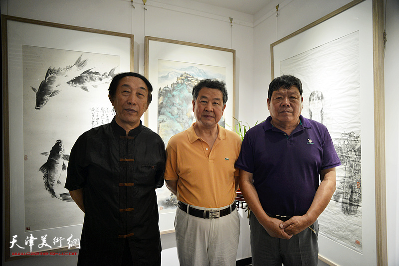 王学书、李岳林、郭鸿春在画展现场。
