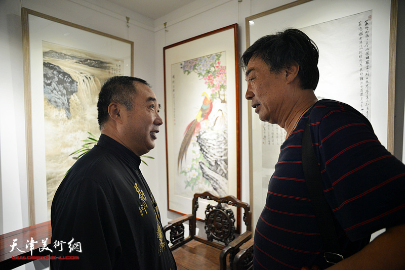 杜晓光、皮守东在画展现场交谈。