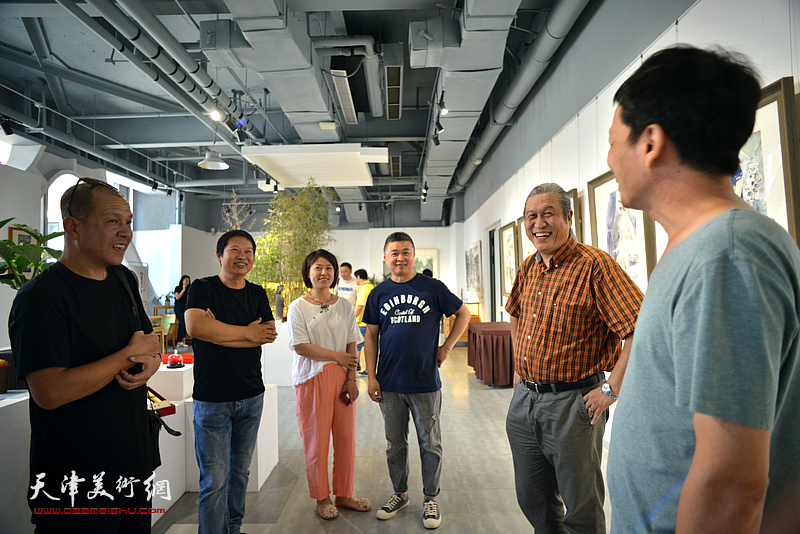 尚金凯、魏瑞江、王刚、邵宏、窦洪伟、窦士萍在彩墨作品展现场交流。