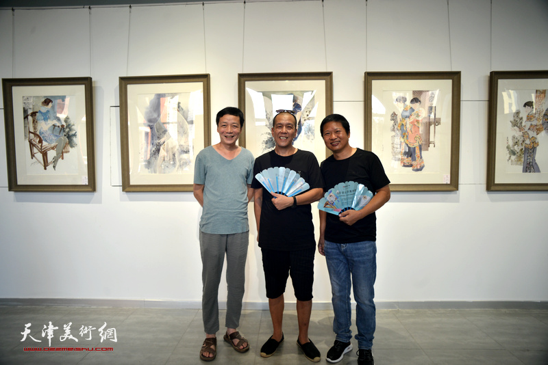 尚金凯、魏瑞江、邵宏在彩墨作品展现场。