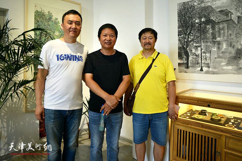 魏瑞江、吴蔚、陈冬在彩墨作品展现场。
