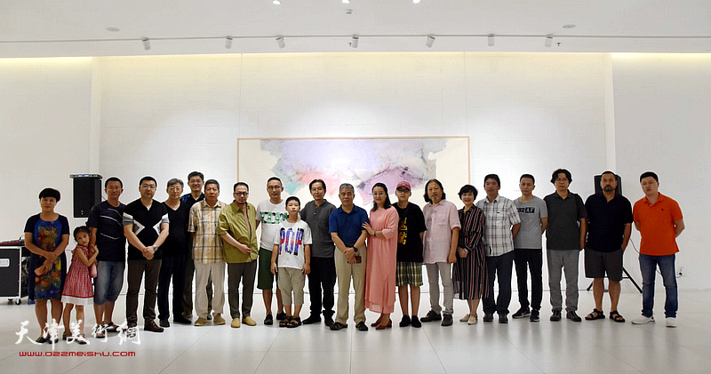 王爱君、商毅与策展人杨维民、刘巍、学术主持夏可君以及嘉宾、观众在画展现场。