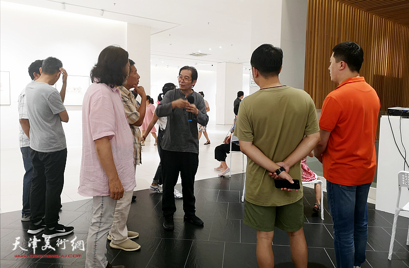 王爱君与嘉宾在展览现场交流。