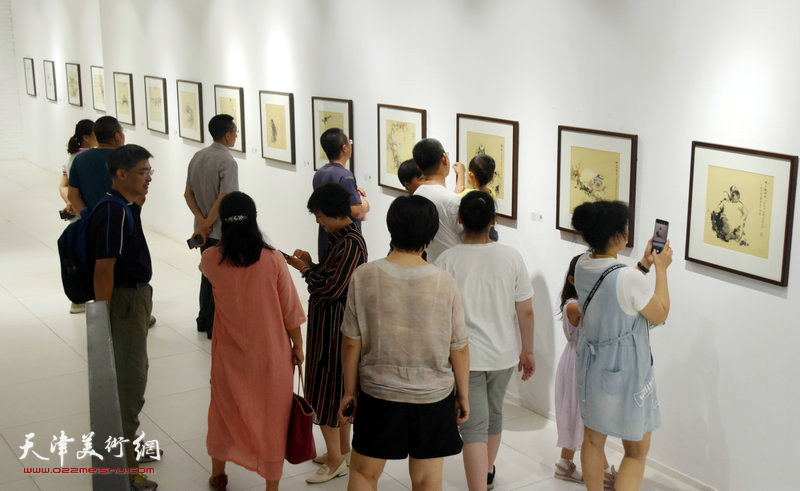 一卷山—王爱君作品展、灵秀雅逸—商毅水墨作品展现场。