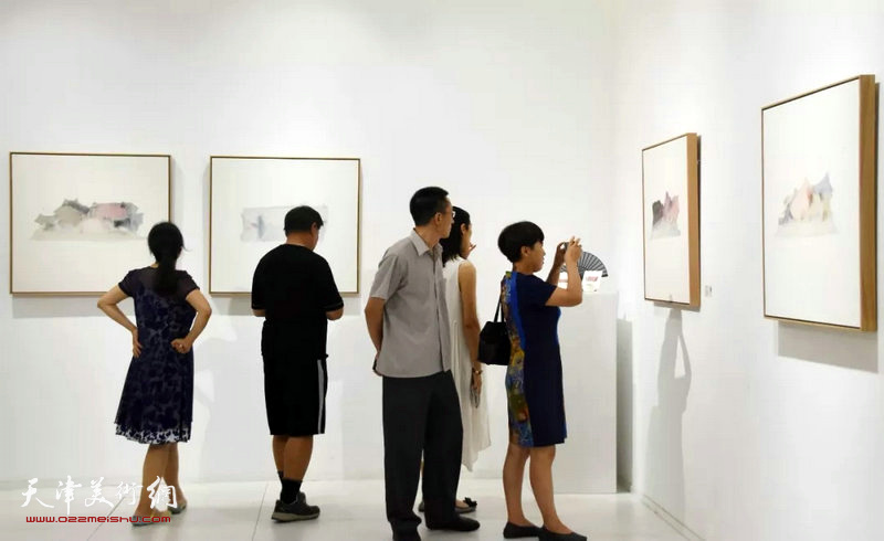 一卷山—王爱君作品展、灵秀雅逸—商毅水墨作品展现场。