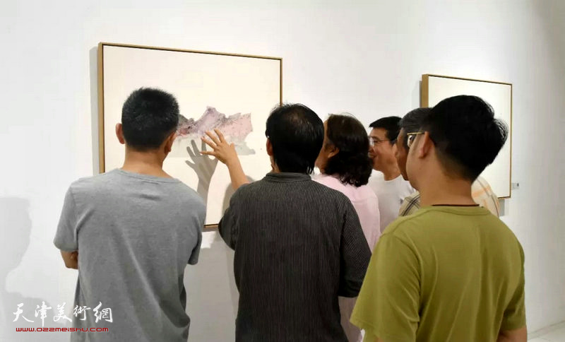 一卷山—王爱君作品展、灵秀雅逸—商毅水墨作品展现场。