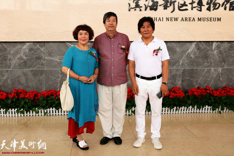 高学年、史玉夫妇与陈元龙在画展现场。
