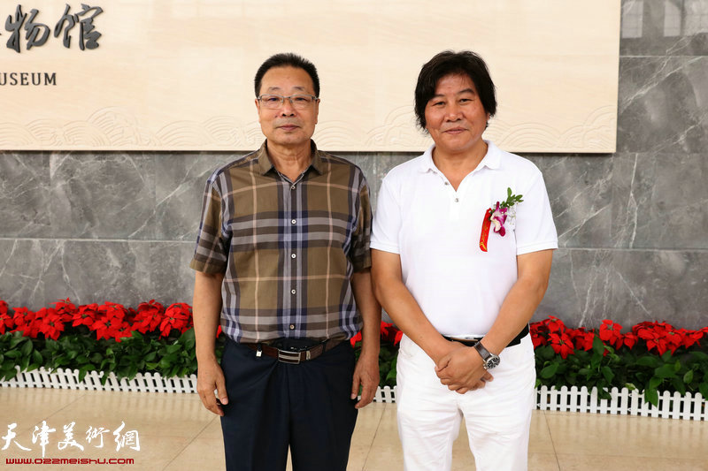 高学年与孔广生在画展现场。