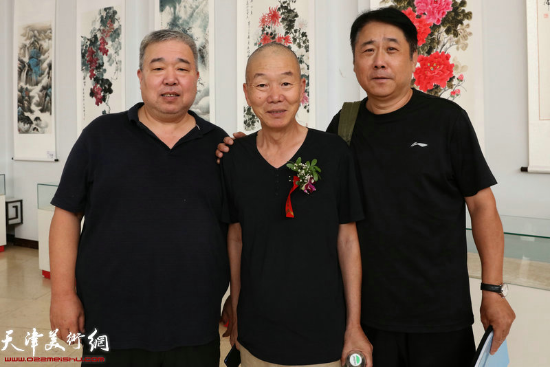 赵树海、宋炳永与著名相声演员赵津生在画展现场。
