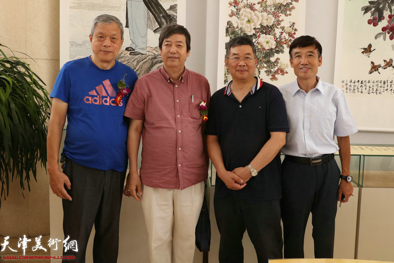 赵家强、陈元龙、李延春与书画爱好者在画展现场。