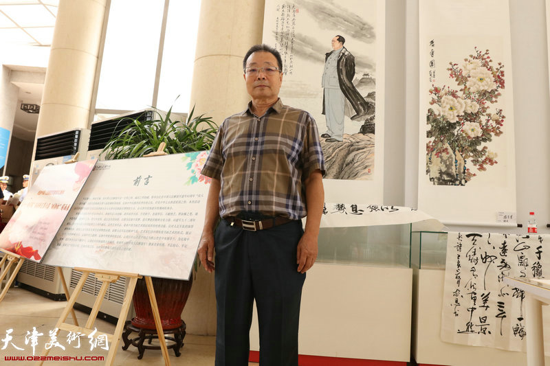 孔广生在自己的参展作品前。