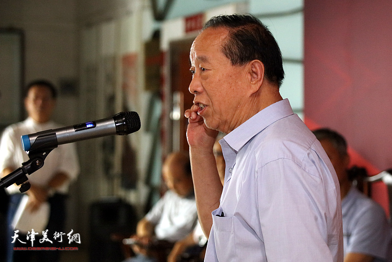 中国楹联学会会长蒋有泉致辞并宣布诗联书画大展开幕。