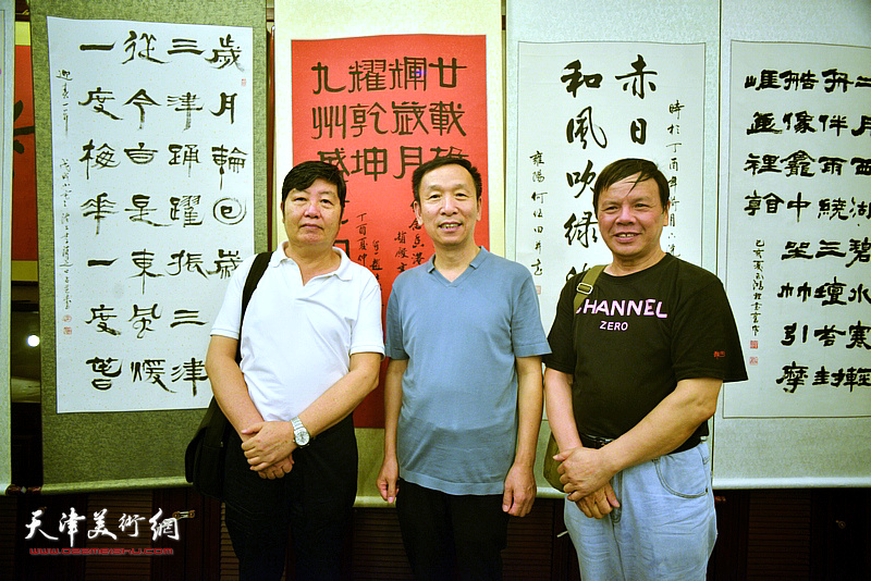 张建会、王惠民、李根友在书画展现场。
