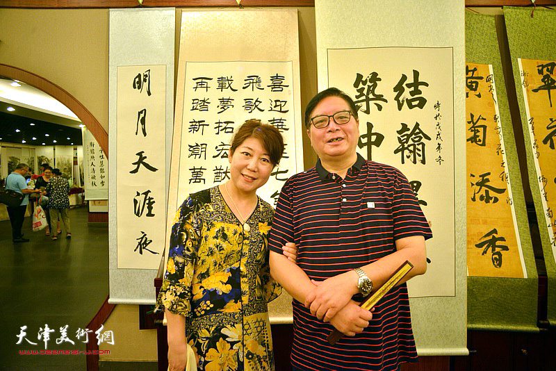 赵士英、陈艳梅在书画展现场。