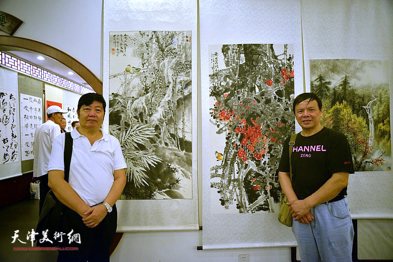 王惠民、李根友在书画展现场。