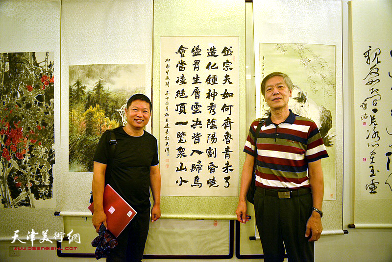 魏瑞江、臧志建在书画展现场。