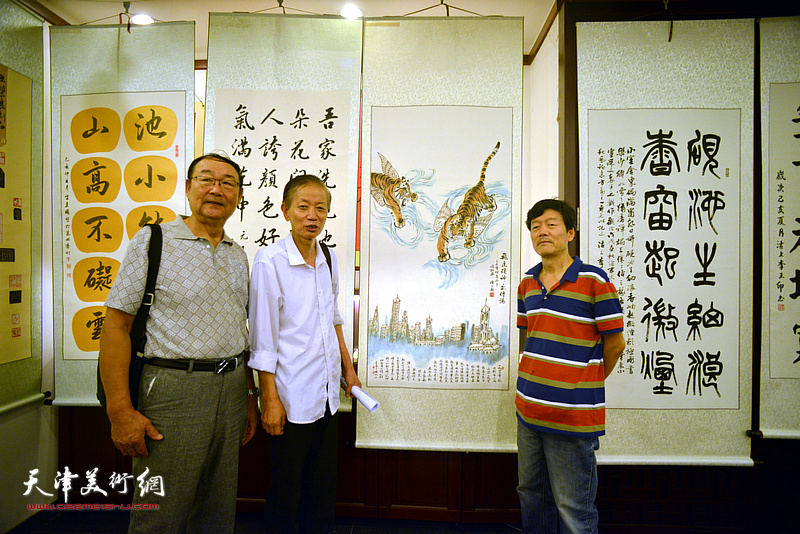 赵同相、赵同科、邱贵杨在书画展现场。