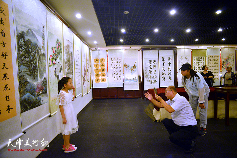 庆祝建国70周年“诗联书画大展”现场。