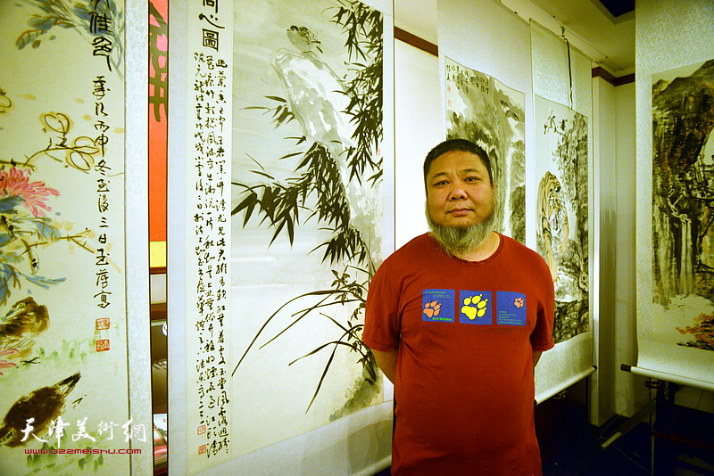 张法东在“诗联书画大展”现场。