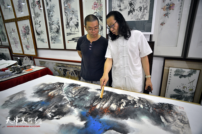 田罡欣赏张葆东的泼彩巨幅作品《溪山无尽》。