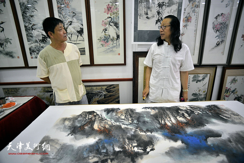 张葆东在鹤艺轩与美术爱好者交流。