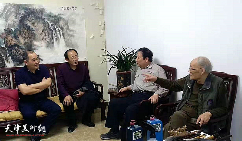 孙长康先生与刘忠荣、卞昭宏、杨利民交谈。