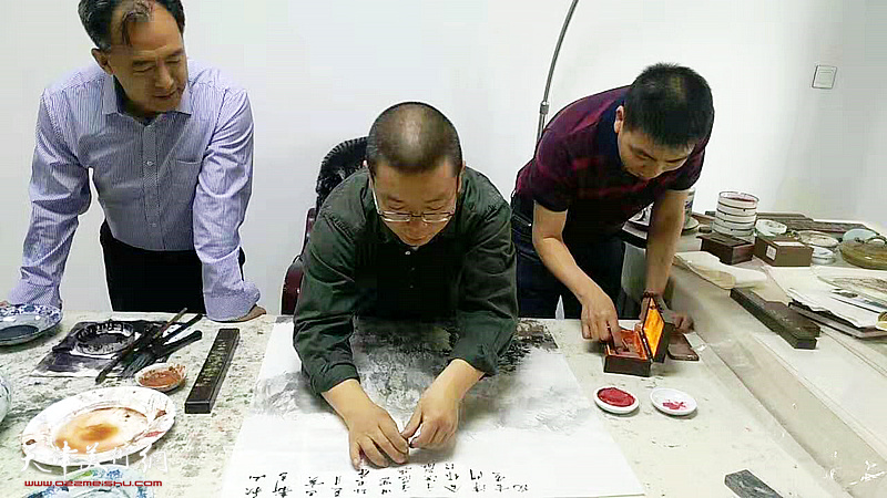 “师情画意”栏目记者孙辰采访孙长康先生的弟子田罡、于洪岩、于范兴在创作。
