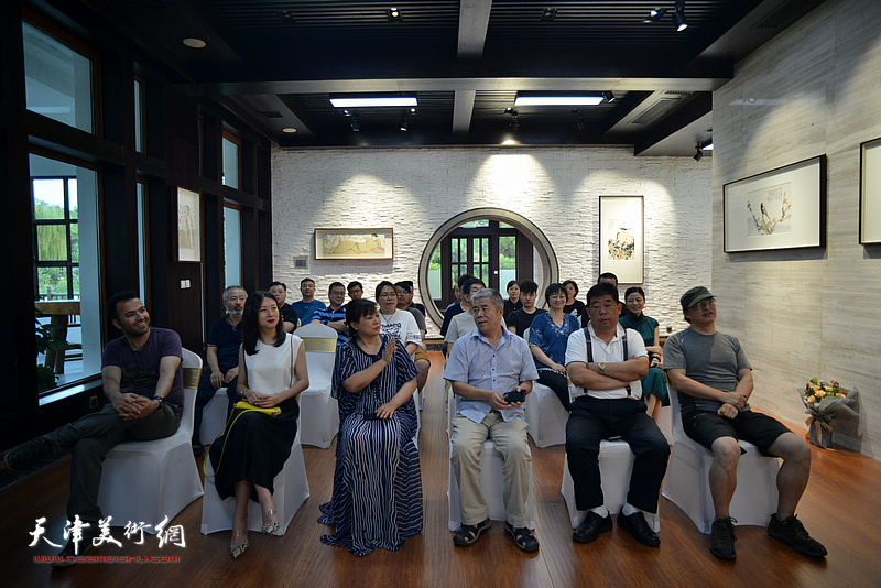 “双秀记——范治斌&马兆琳水墨新作双个展”8月8日下午在天津滨海新区塘沽河滨公园湖宾楼举行。