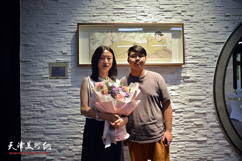 马兆琳与嘉宾在湖宾楼画展现场。