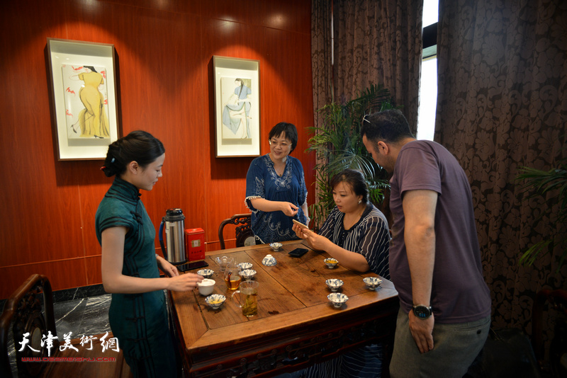 于晓鸿与嘉宾在湖宾楼画展现场交流。