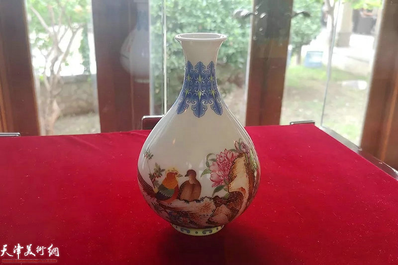 “清乾隆珐琅彩芍药雉鸡玉壶春瓶”复制品