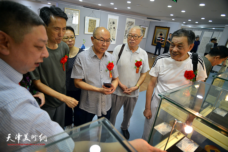 天津市工艺美术大师杨皓然向来宾介绍展品。
