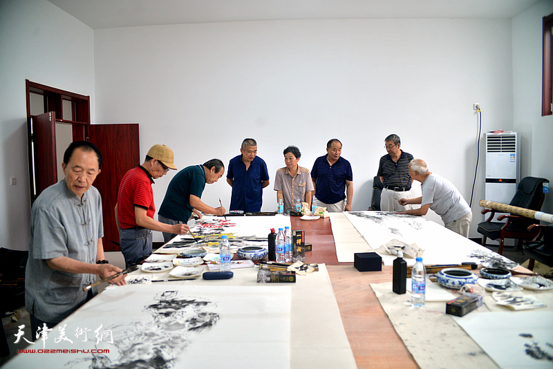南开画院组织画家深入北方陶艺中心开展文化交流活动现场。