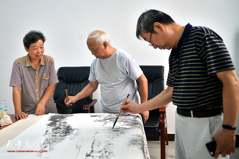 谷伯言、时景林、许鸿茹在文化交流活动现场。