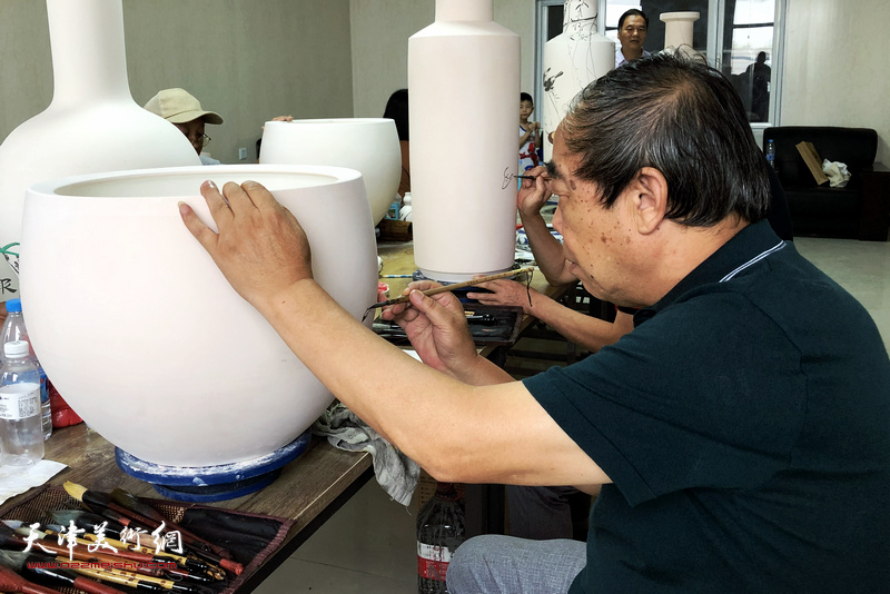 贾春明在北方陶艺中心创作青花瓷作品。