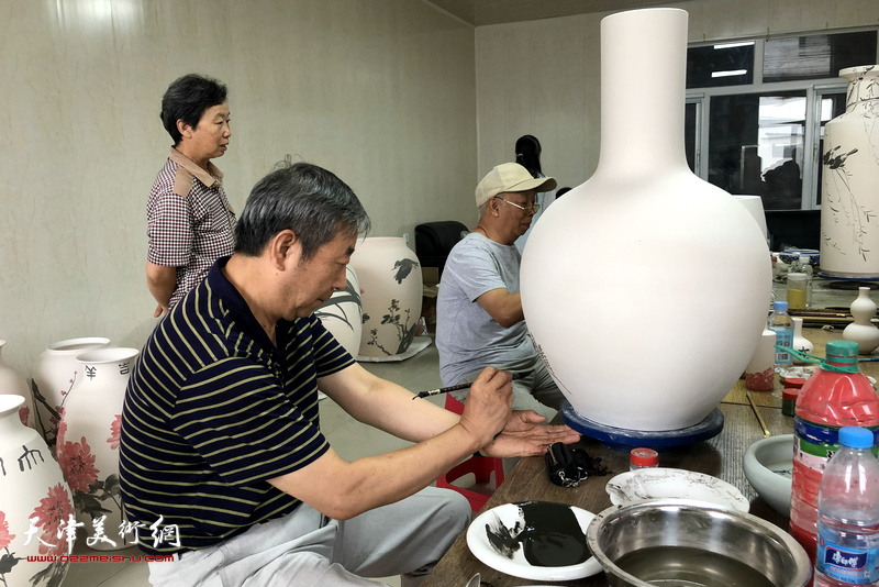 时景林在北方陶艺中心创作青花瓷作品。