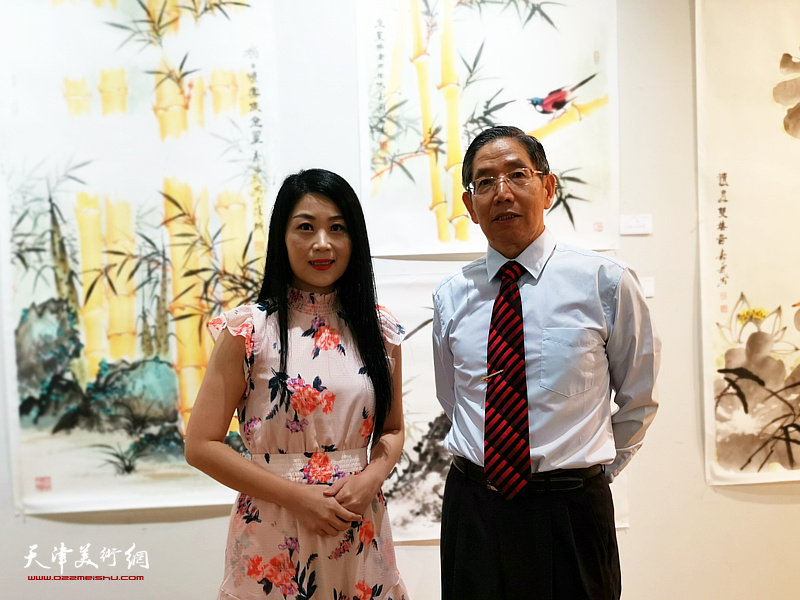 柴寿武先生与多伦多电台著名播音员兼主持、天津人李兰小姐在画展现场。