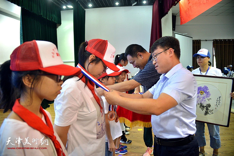 天津市司法局四级调研员杜军、李七庄街党委委员王凯为三等奖获得者颁奖。
