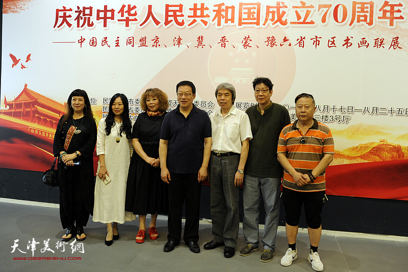 左起：黄雅丽、许云、赵新立、张平、孙敬忠、晏平、吕大江在画展现场。