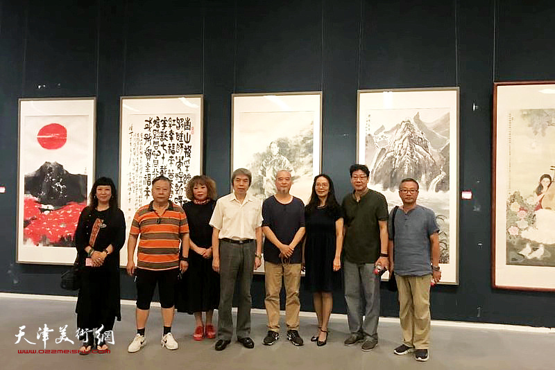 左起：黄雅丽、吕大江、赵新立、孙敬忠、李健强、卢永琇、晏平、杨建生在画展现场。