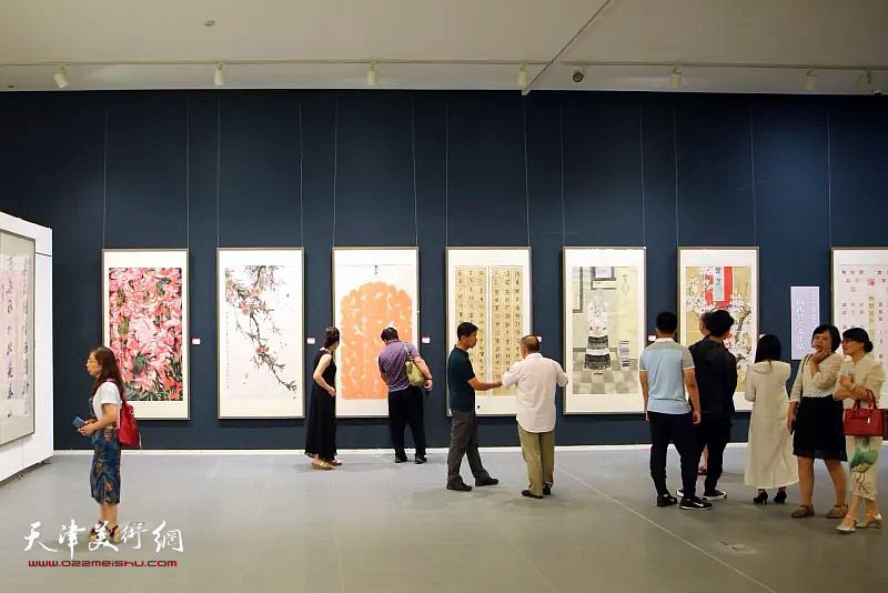 民盟京、津、冀、晋、蒙、豫六省市区庆祝建国70周年书画联展现场。