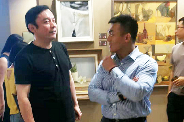 策展人张维林与中国油画院学术委员会秘书长常磊在中国油画院学术讲堂现场交流。