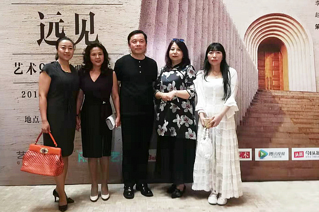 邓淼，马树荣，张丽，杨倩与评委常磊教授在中国油画院学术讲堂现场。