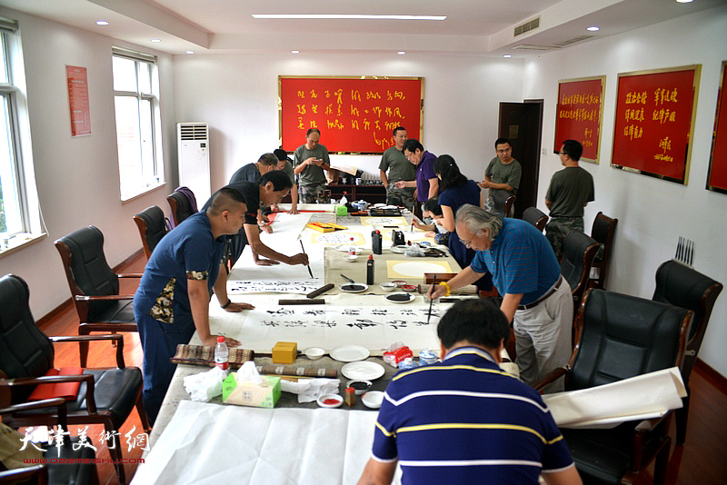 天津市书画艺术研究会书法艺术研究院艺术家“两节”前夕慰问亲人子弟兵活动现场。