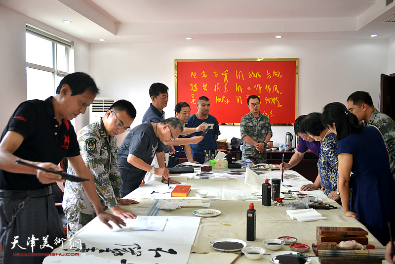 天津市书画艺术研究会书法艺术研究院艺术家“两节”前夕慰问亲人子弟兵活动现场。