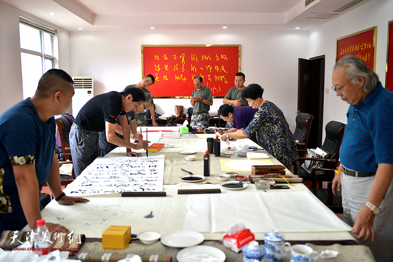 天津市书画艺术研究会书法艺术研究院艺术家“两节”前夕慰问亲人子弟兵活动现场。