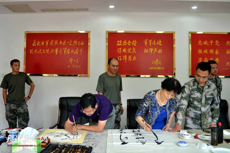 郭鸿春、冼艳萍在慰问亲人子弟兵活动现场。