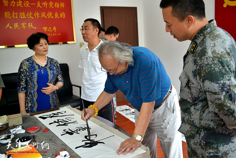 李颖逊、冼艳萍在慰问亲人子弟兵活动现场。