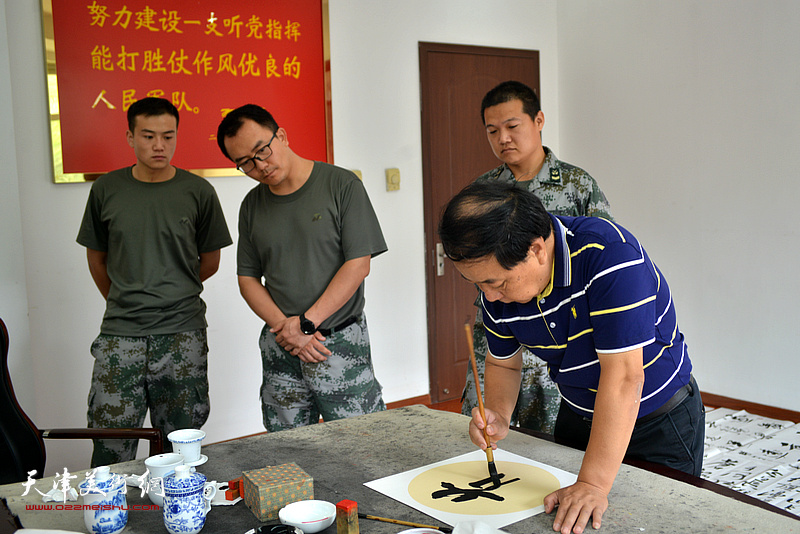 赵寅在慰问亲人子弟兵活动现场。